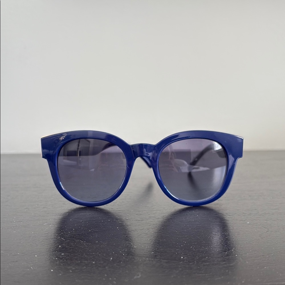 Oscar by Oscar de la Renta Stylish Blue Sunglasses